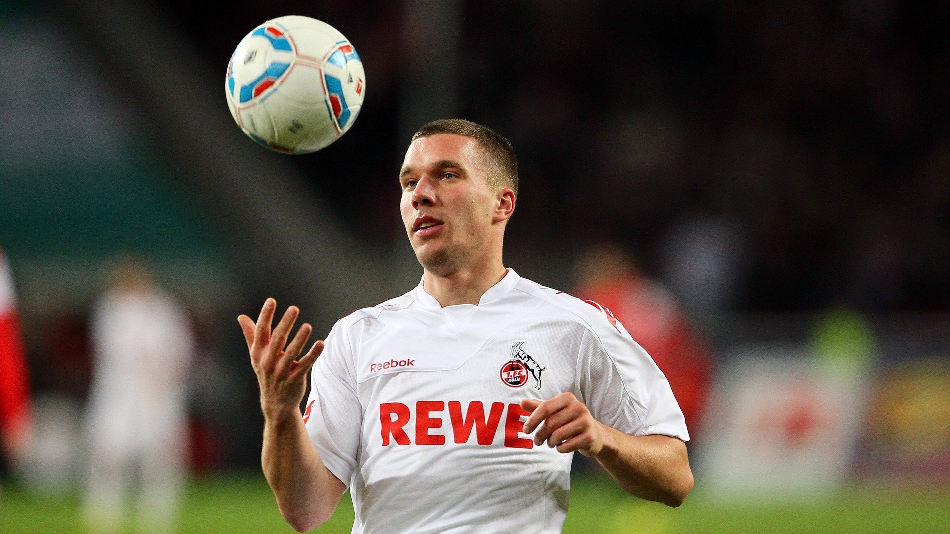 DB电竞平台-绿茵与硬木的生死交响，当西甲德比遇上公牛雷霆的背水一战