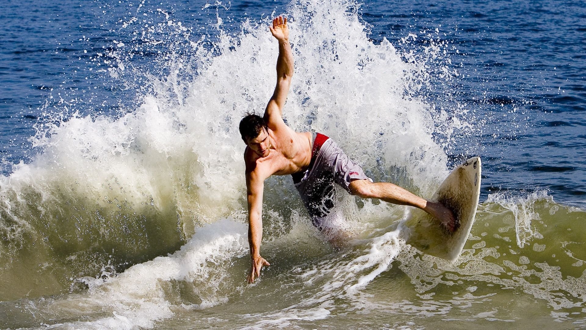 孤勇者的逆袭，周冠宇扛旗，红牛二队鏖战梅赛德斯王朝